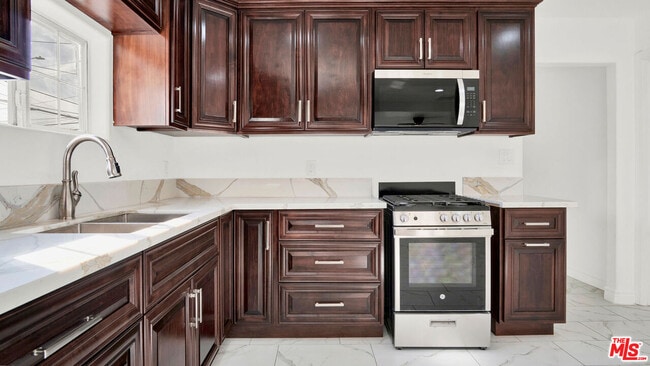 Building Photo - 2239 W Lincoln St