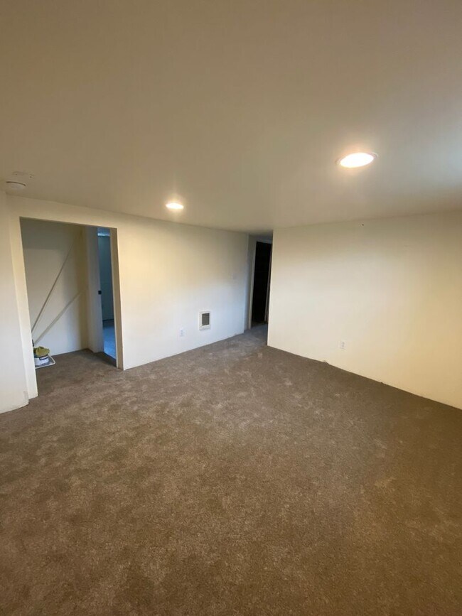 Building Photo - 1801 Russell Ave