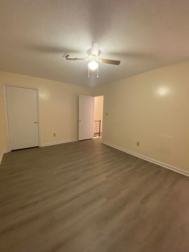 Building Photo - 185/187 Shoemaker Ct