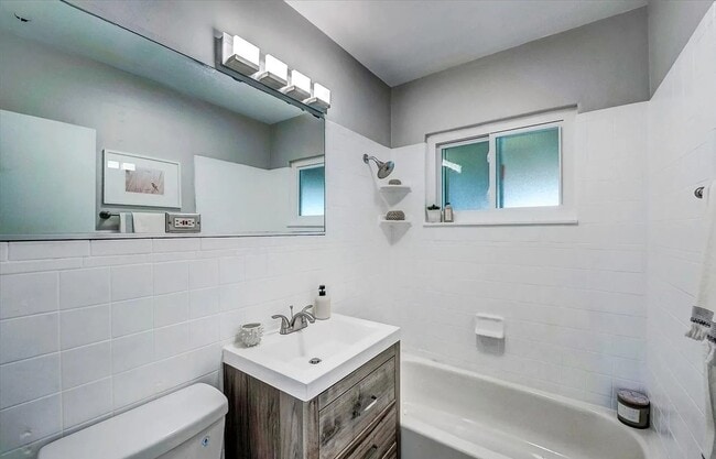 Building Photo - 4BD, 2BA Chaffee Park Home with Yard and 1-Car Garage