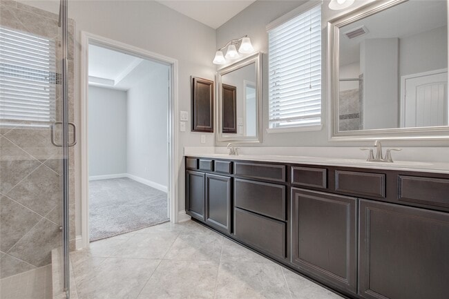 Building Photo - 12816 Oak Fls Dr