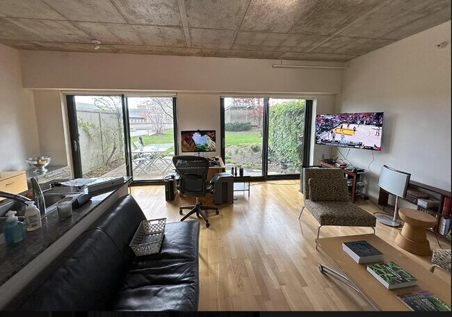 Building Photo - 817 Davis St