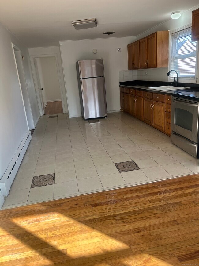 Building Photo - 565 Hart St