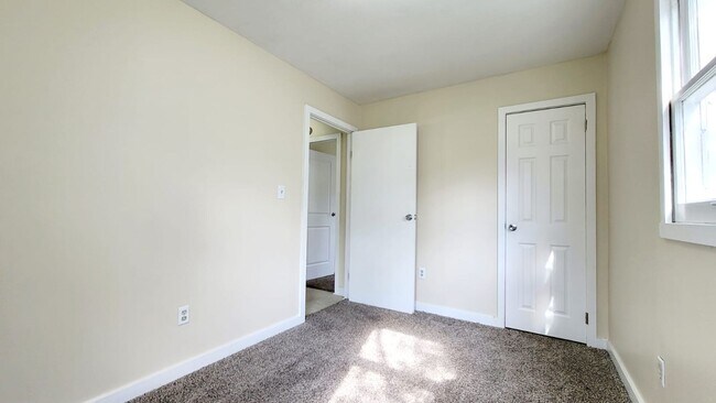 Building Photo - 529 S Kenmore St