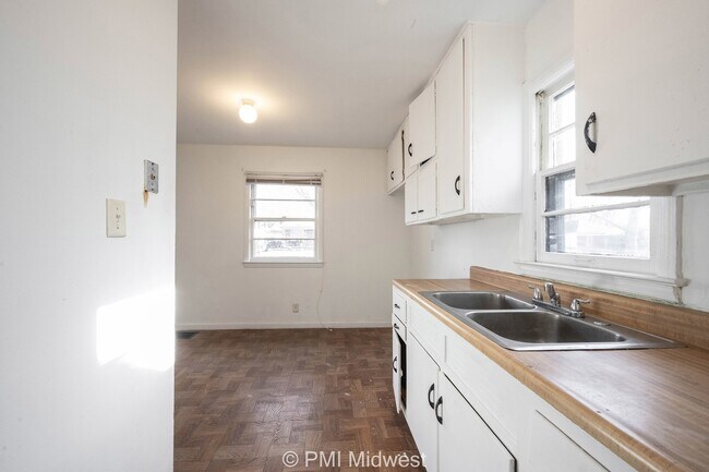 Building Photo - 4426 Kingsley Dr