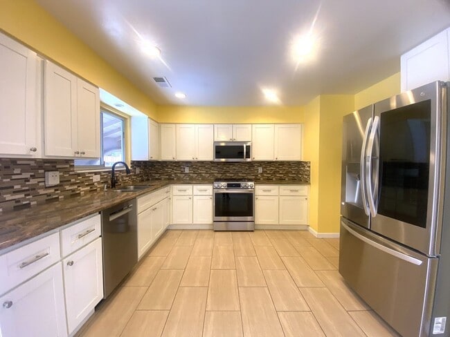 Building Photo - Sunlit 3-Bed Fremont Home in Cabrillo with...