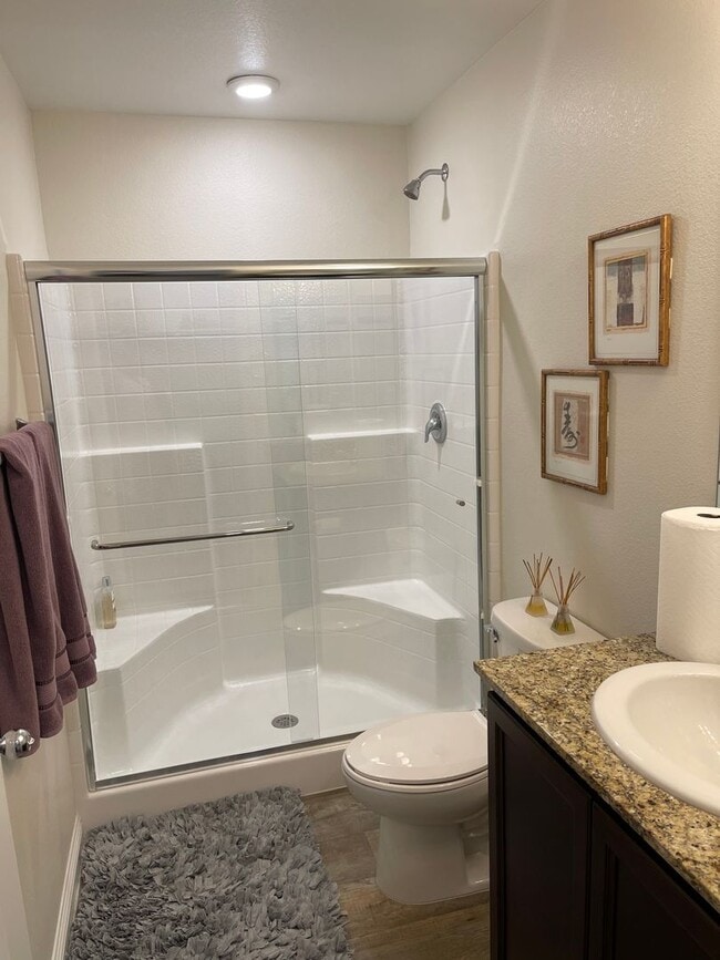 Building Photo - 3 bedroom townhouse in gated community!