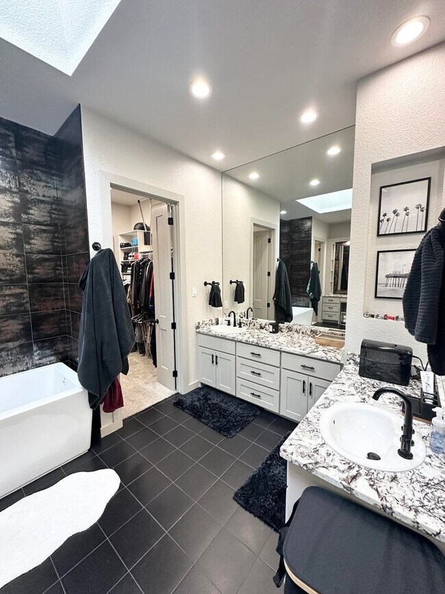 Building Photo - 4 Bedroom 3 Bathroom for Rent