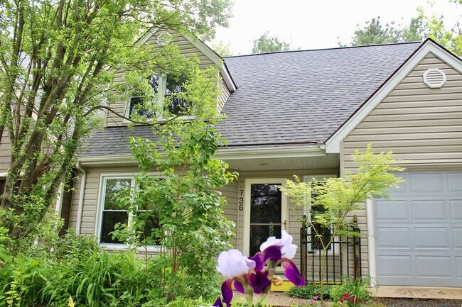 Building Photo - 736 Woodland Dr