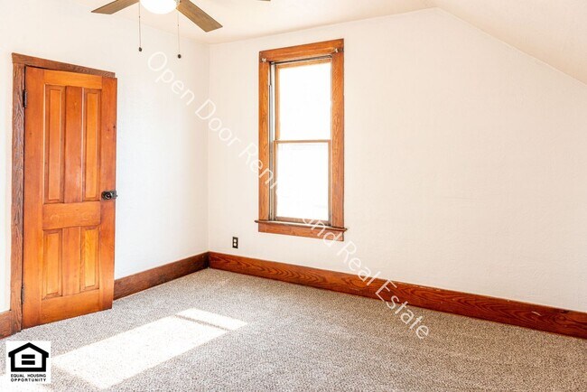 Building Photo - 1320 S Van Buren St