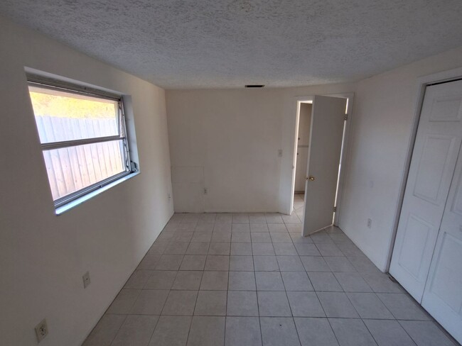 Building Photo - COMING SOON! 1/1 Apartment Close to Downto...