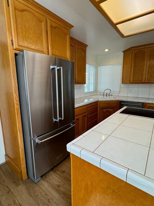 Building Photo - Not your ordinary rental! Pool! Kitchen ai...