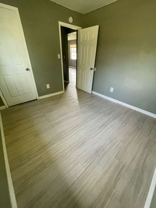 Building Photo - 3/1 Cute cozy single-family home! Apply for FREE This Holiday Season!