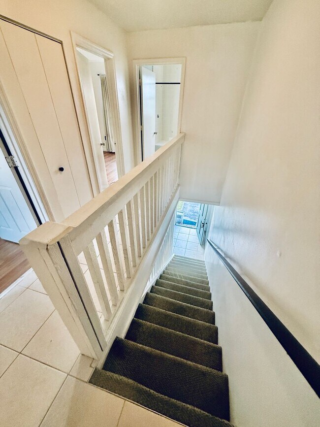 Building Photo - 2 Bed, 2.5 Bath Townhome