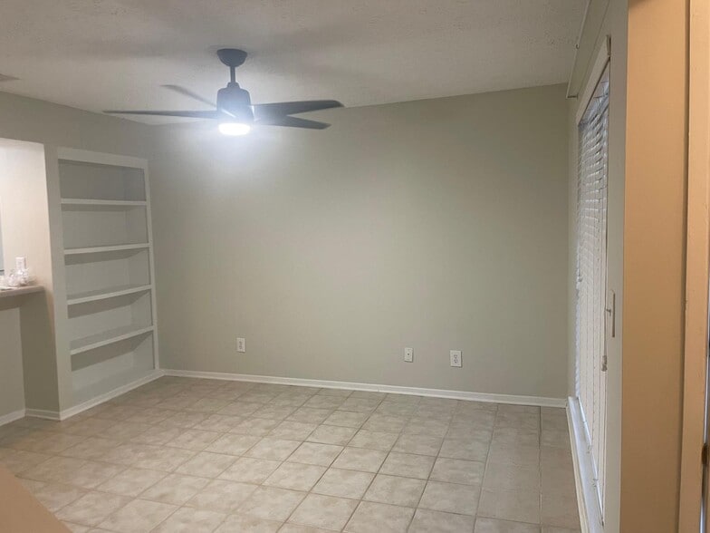 Lounge/Dining area - 6822 Glenridge Dr