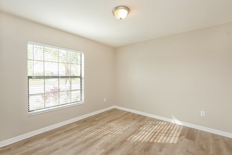 Building Photo - 11220 Leland Groves Dr