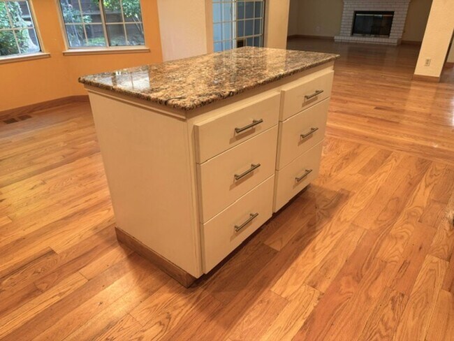 Building Photo - Beautiful single level townhome in Pleasant Hill with 2 car attached garage!