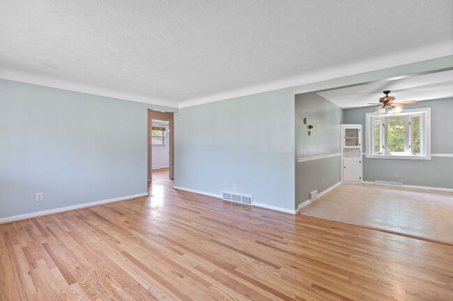 Building Photo - 3441 Nandale Dr