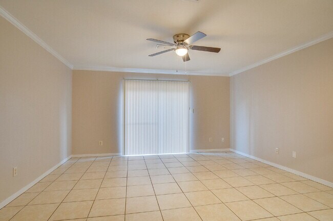 Building Photo - Charming Townhome with Fireplace & Fenced ...