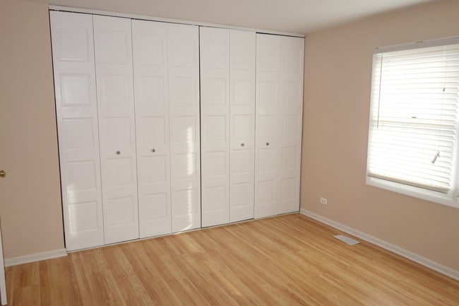 Building Photo - 300 Meadow Ct