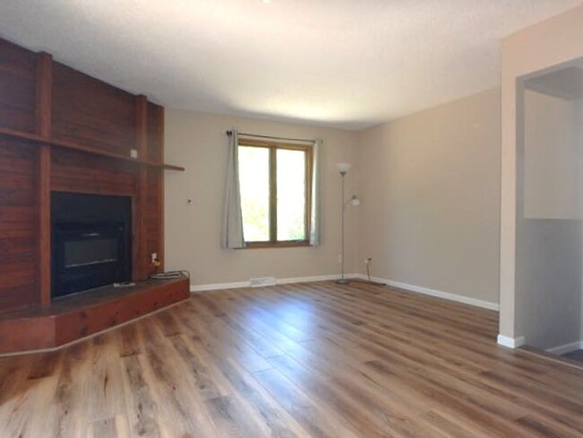 Building Photo - Fantastic 3 Bed 2.5 Bath Condo In S. Columbia