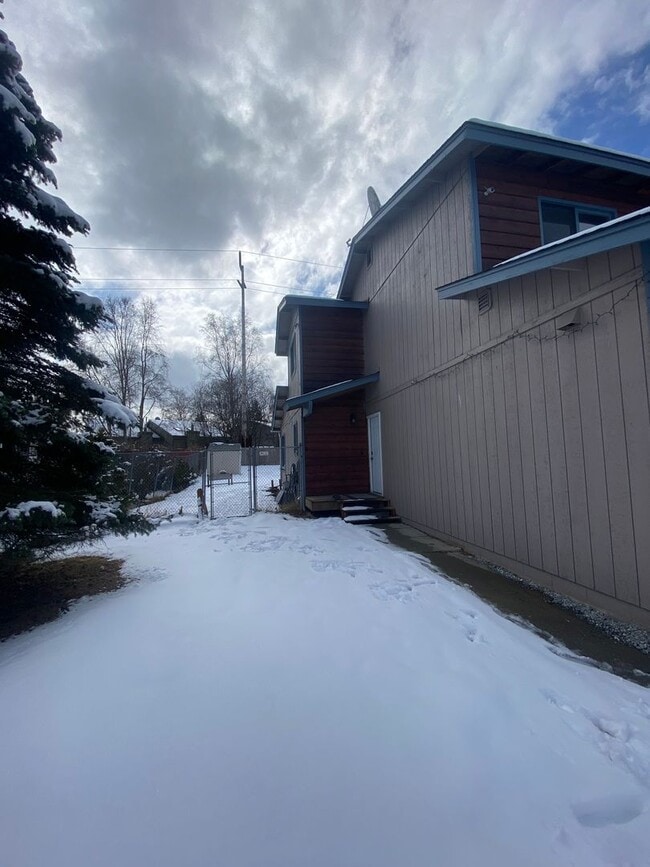 Building Photo - Well maintained 2 bed, 1.5 Bath Townhouse in West Anchorage!