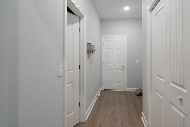 Building Photo - Spacious 4 Bed, 4 Bath Home in HOA Community