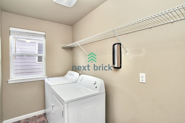 Building Photo - 3 Bed and 2.5 Bath Single-family Home Avai...