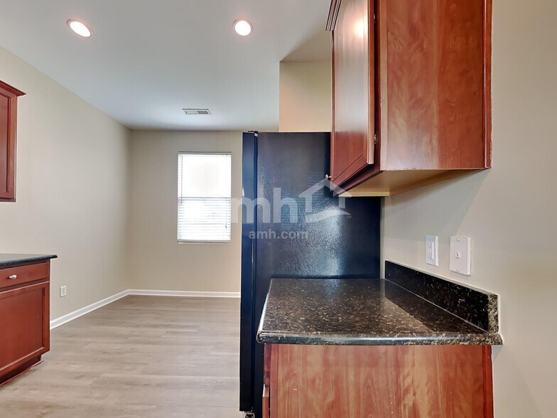 Building Photo - 4828 Pitkin Ave