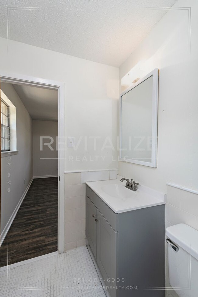 Building Photo - Brick 3BD 2BA with Large Private Yard!