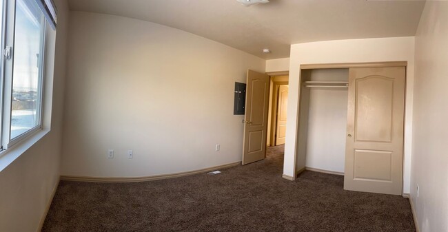 Building Photo - Nice Townhome Quick Freeway Access