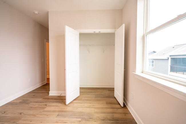 Building Photo - 683 Bespoke Way