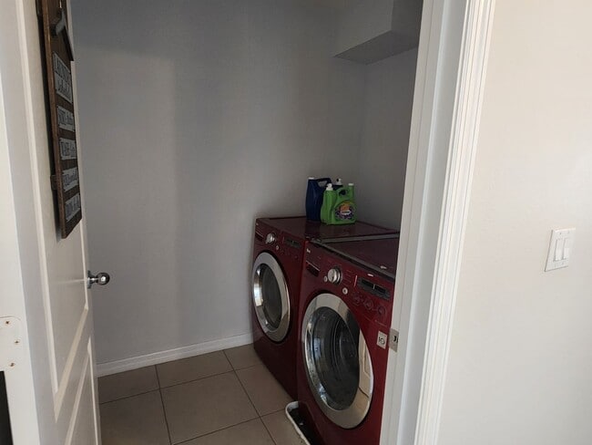 Building Photo - Lake Front House 4 Bedroom 3 Bathroom