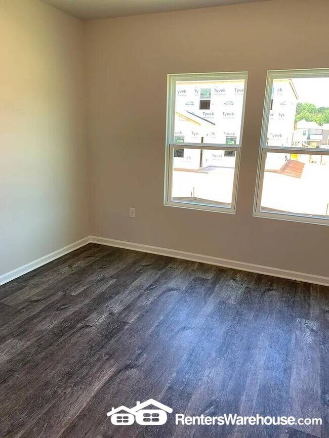 Building Photo - Spacious 4-bedroom home with large loft! A...