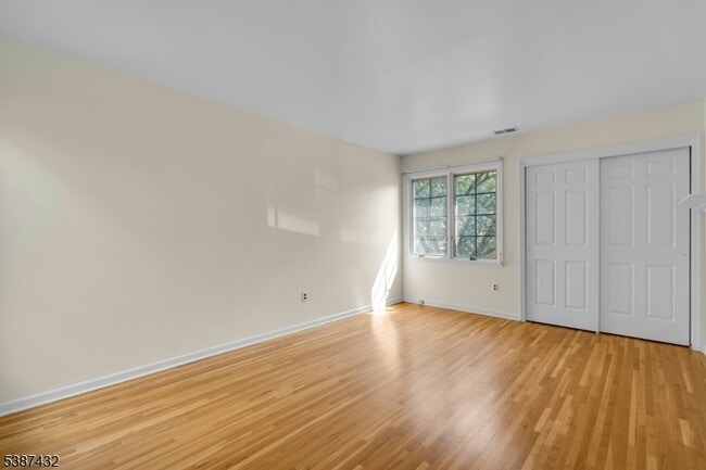 Building Photo - 10 Shelley Pl