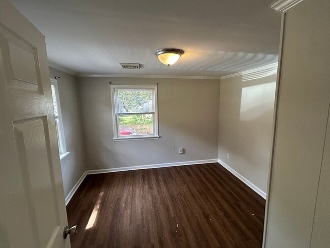 Building Photo - 2 Bedroom House in Sharpsburg - New Centra...