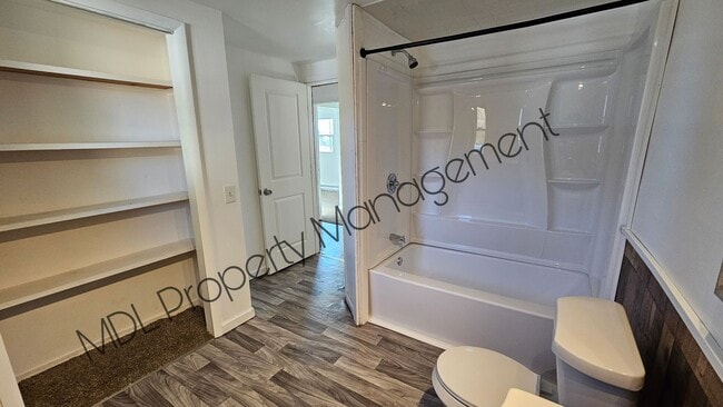 Building Photo - Beautiful 3 bed 1.5 bath home with Pole Ba...