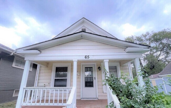 Building Photo - COMING SOON- 2 Bed 1 Bath Home!