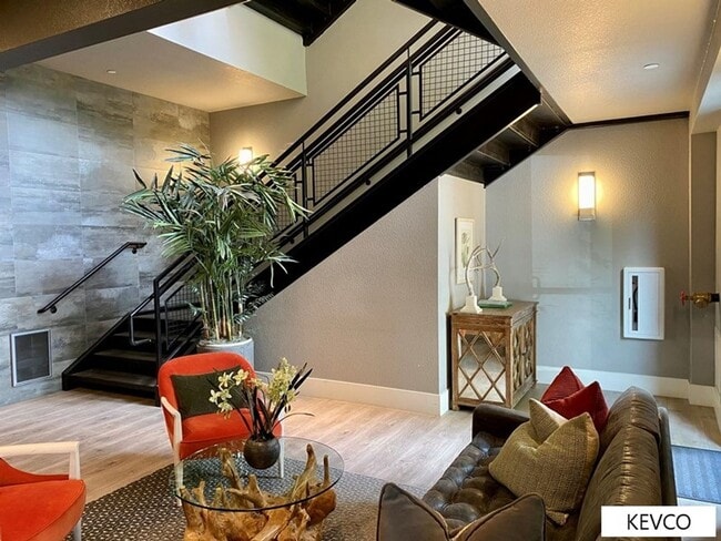 Building Photo - Luxury Old Town Living