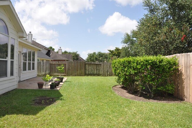 Building Photo - 2222 Drake Falls Dr