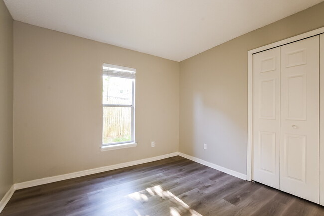 Building Photo - 2377 Roanoke Ct