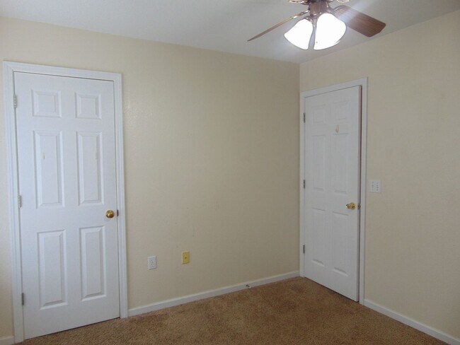 Building Photo - 1709 N Lakewood Dr