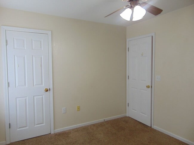 Building Photo - Nice 4 Bed 2 Bath Duplex In Valley Creek!