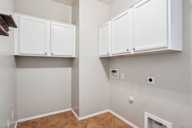 Building Photo - Beautiful 5 Bedroom 3 Bath home