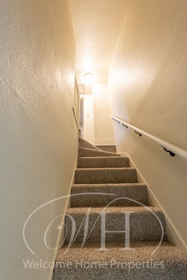 Building Photo - Cozy 3 Bedroom Home With Newer Flooring & ...