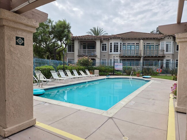 Building Photo - Adorable Rancho Del Oro Condo!