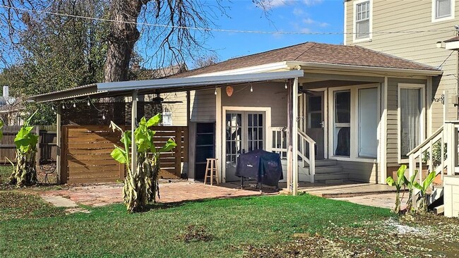 Building Photo - 609 N Ash St