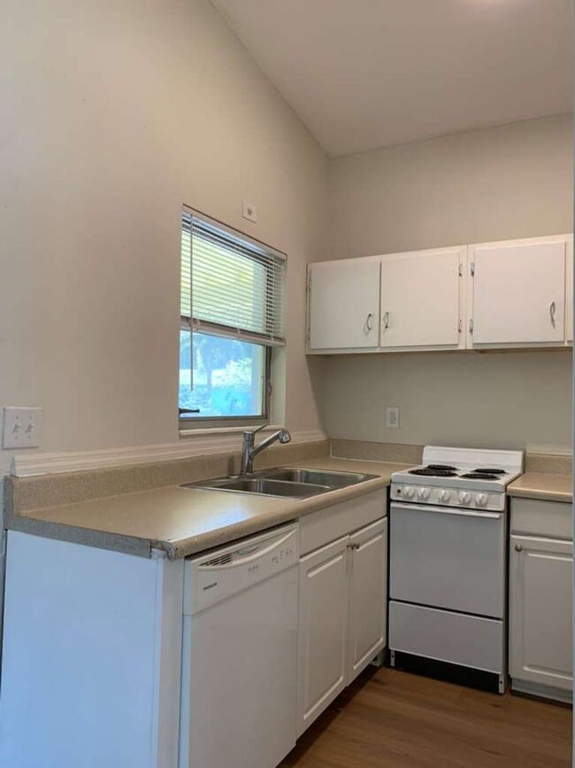 Building Photo - Light and Bright Two Bedroom Duplex in Gul...