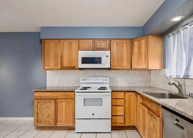 Building Photo - Two Bedroom 1.5 Bath Townhome