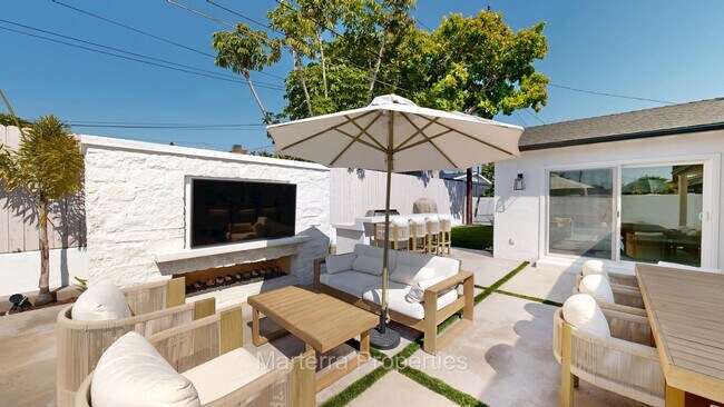 Building Photo - Beautiful Home with Pool!